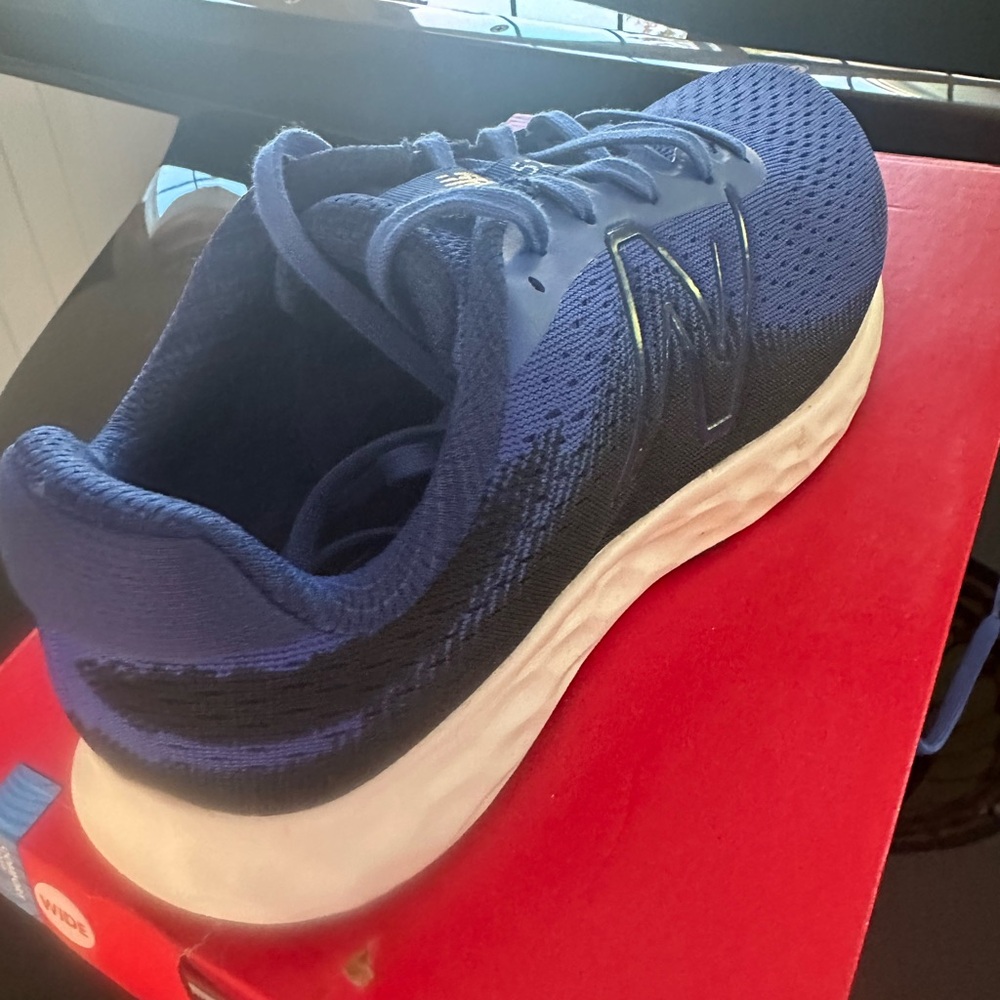 Men’s New Balance 520v8 running shoe size 8 1/2 4E